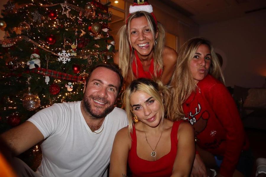 Τα Χριστούγεννα έφτασαν: 10 διάσημοι Έλληνες που στόλισαν νωρίς – Τα Χριστουγεννιάτικα δέντρα και οι οικογενειακές φωτογραφίες