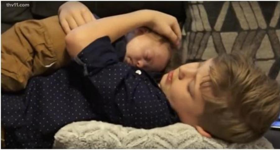 Ένα μικρό αγόρι τραγουδά διαρκώς στον νεογέννητο αδερφό του με σύνδρομο Down