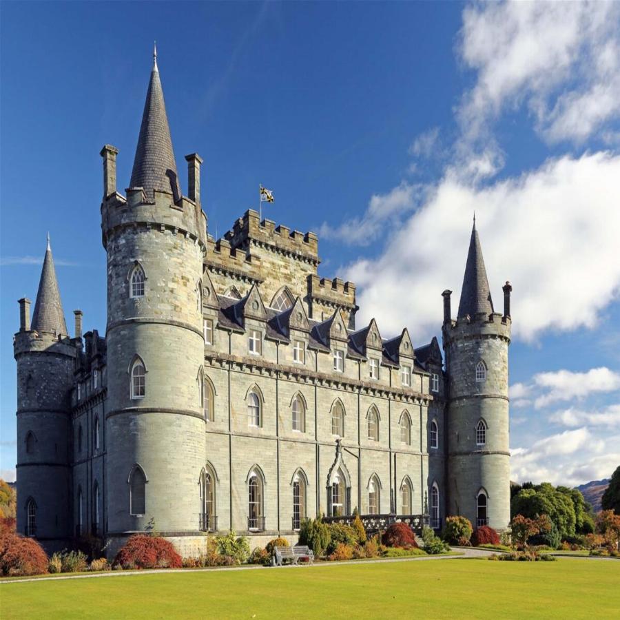 Ζητείται νταντά με αμοιβή 10.700 ευρώ για να φροντίσει δύο παιδιά σε κάστρο τα Χριστούγεννα