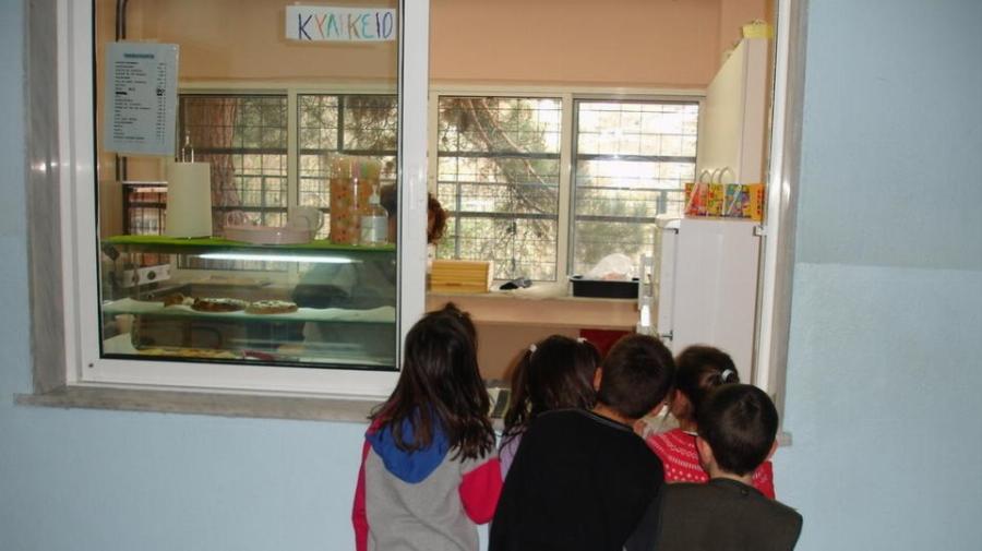 «Η ιδιοκτήτρια του κυλικείου δεν έδινε νερό στην κόρη μου για να μην της χρωστάνε στο τέλος της χρονιάς»