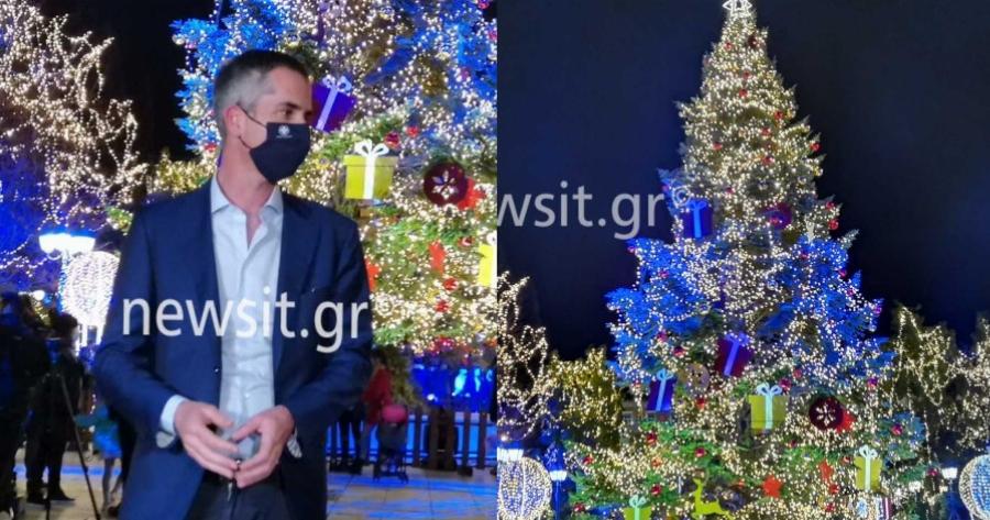 Φωταγωγήθηκε το χριστουγεννιάτικο δέντρο στην πλατεία Συντάγματος