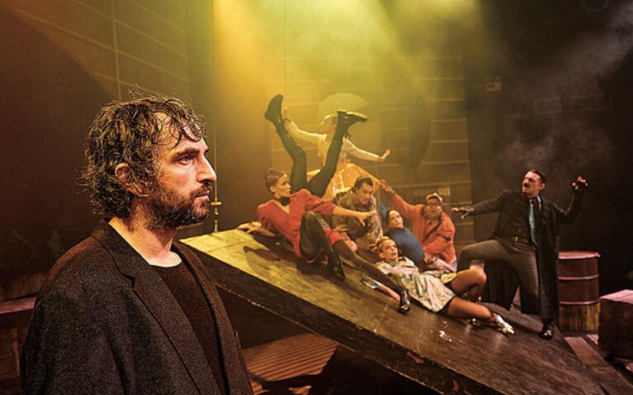 Αυτή είναι η σύζυγός του Άρη Σερβετάλη που βρίσκεται συνεχώς δίπλα του