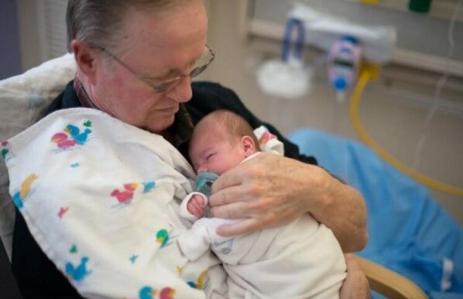 Εθελοντές αγκαλιάς για απροστάτευτα βρέφη – Η ωραιότερη δουλειά στον κόσμο