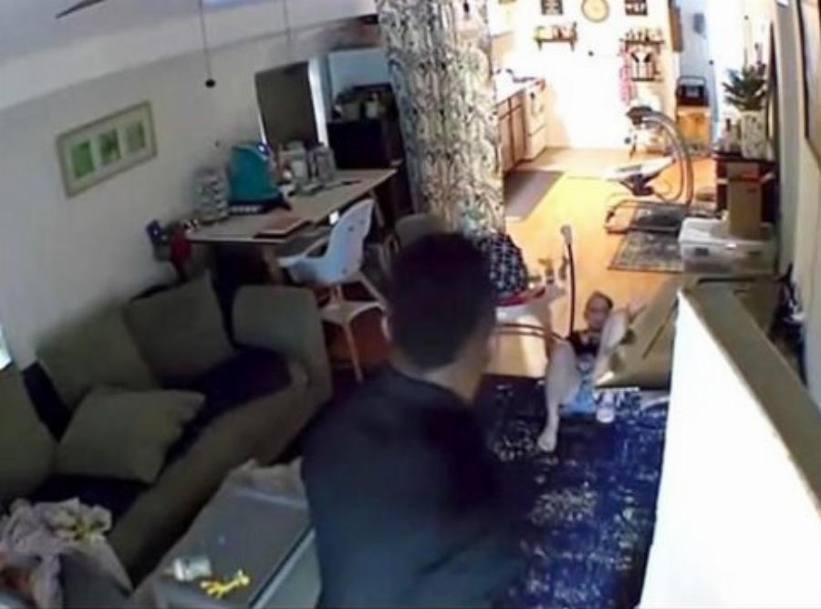 Την χτύπησε άγρια στο κεφάλι και την πέταξε πάνω στην τηλεόραση: Σκληρές εικόνες στο βίντεο με τον παίκτη του NFL