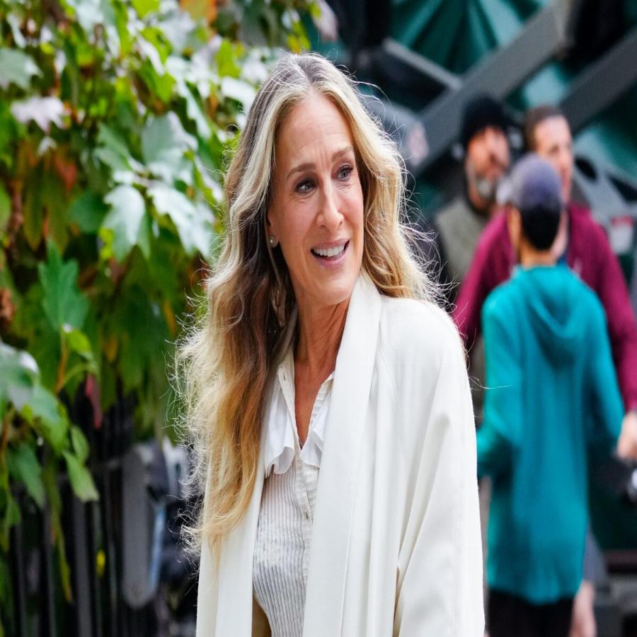 Sara Jessica Parker: «Σαν ενοχλούν τα γκρίζα μαλλιά μου. Θέλετε να εξαφανιστώ επειδή γερνάω;