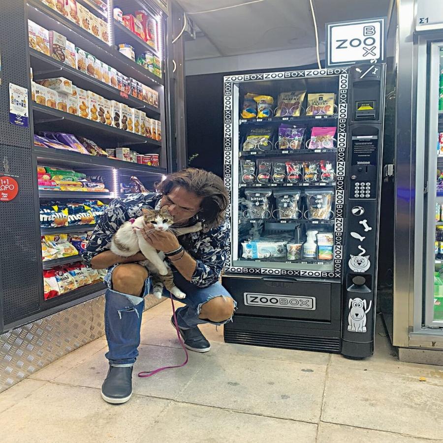 Γιάννης Σπαλιάρας: Έστησε τους πρώτους πωλητές «Zoobox» που θα κάνουν τη ζωή των φιλόζωων εύκολη