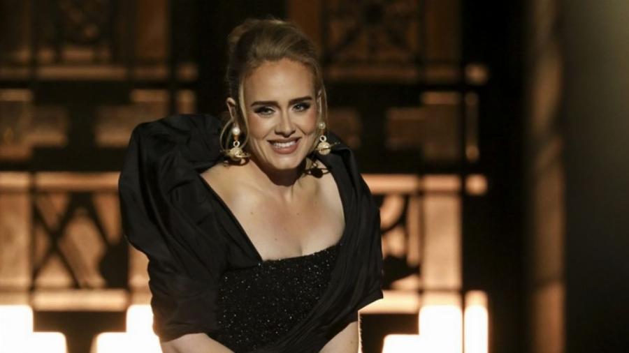 Adele: Το ελληνικό Twitter αποθέωσε την τραγουδίστρια