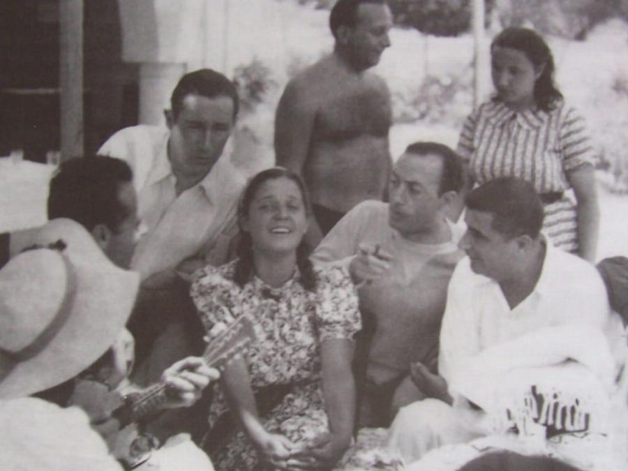 Δώδεκα λατρεμένοι Έλληνες ηθοποιοί σε στιγμές ανεμελιάς μέσα από ένα σπάνιο φωτογραφικό αφιέρωμα