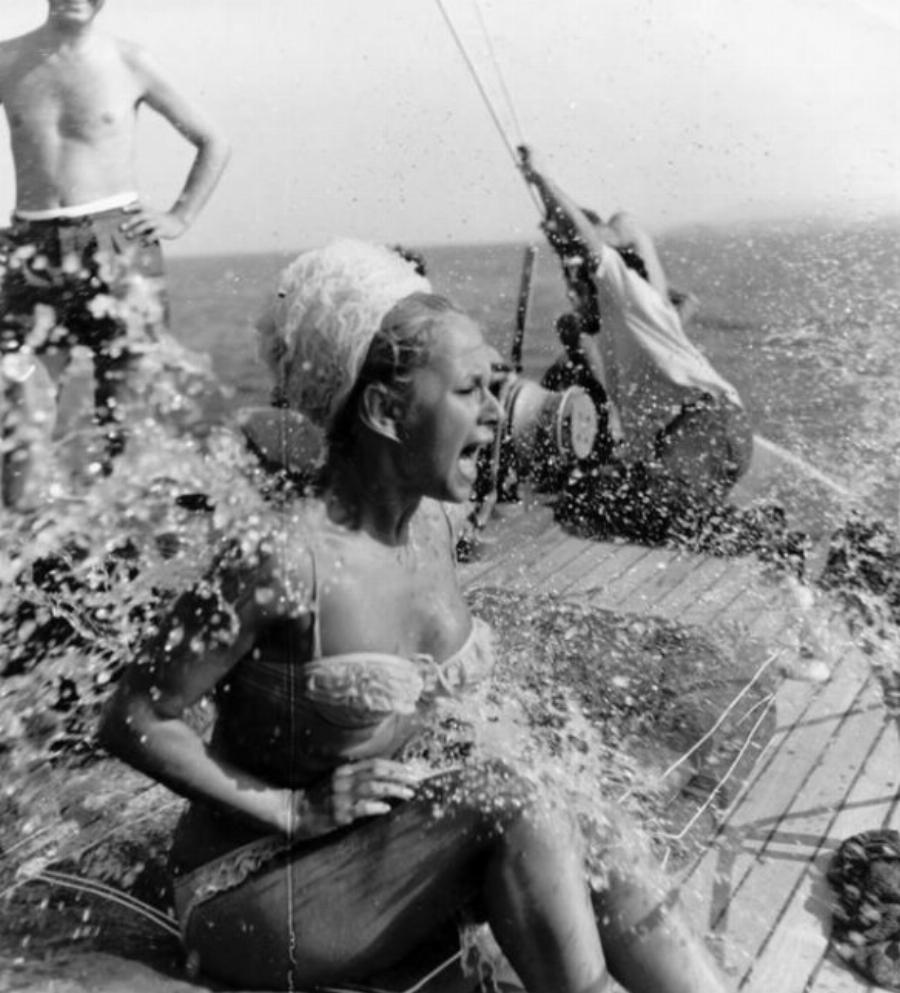 Δώδεκα λατρεμένοι Έλληνες ηθοποιοί σε στιγμές ανεμελιάς μέσα από ένα σπάνιο φωτογραφικό αφιέρωμα