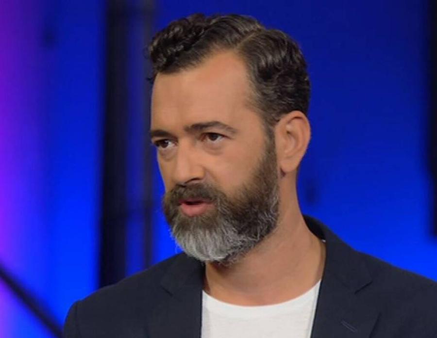 Άγγελος Μπράτης: Αγνώριστος ο κριτής του GNTM με νέο, φρέσκο look