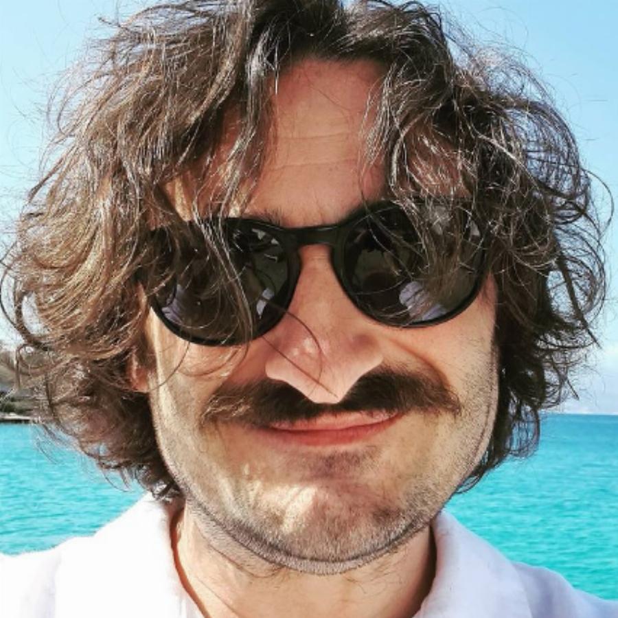 Η νέα εμφάνιση του Βασίλη Χαραλαμπόπουλου: Ξύρισε μούσι, άφησε μουστάκι και μοιάζει 10 χρόνια νεότερος