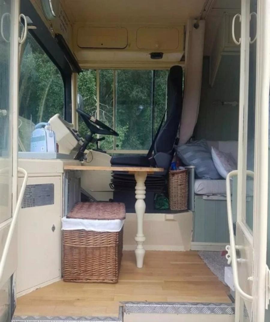 Αγόρασαν παλιό λεωφορείο με 1.300€:  Μεταμόρφωσαν το εσωτερικό του στο σπίτι των ονείρων τους