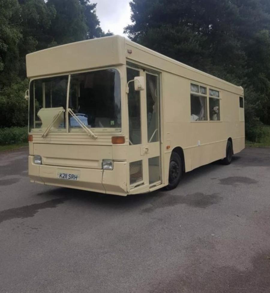 Αγόρασαν παλιό λεωφορείο με 1.300€:  Μεταμόρφωσαν το εσωτερικό του στο σπίτι των ονείρων τους