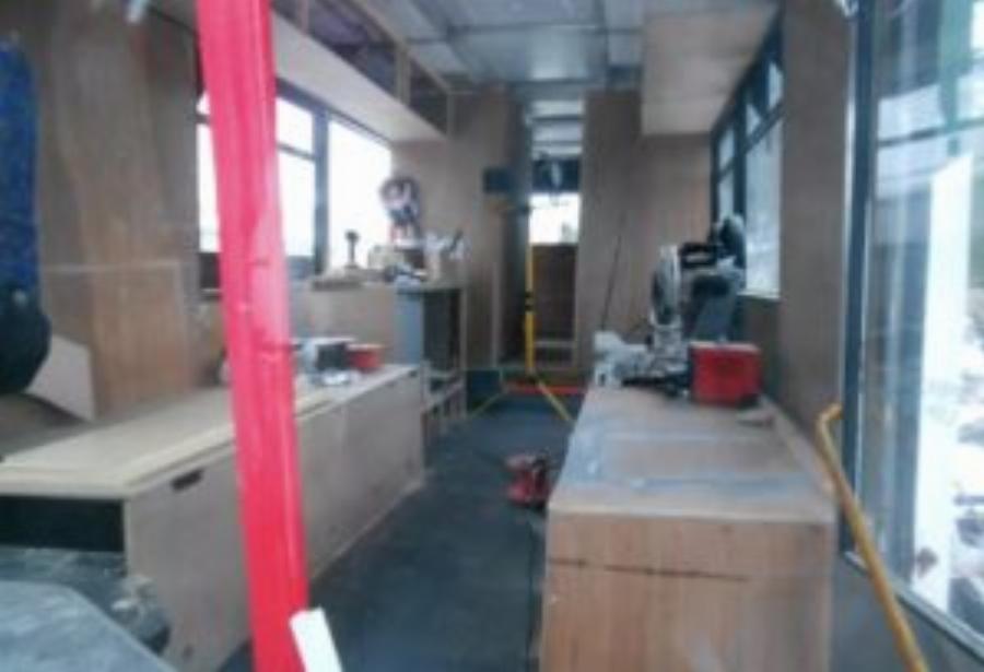 Αγόρασαν παλιό λεωφορείο με 1.300€:  Μεταμόρφωσαν το εσωτερικό του στο σπίτι των ονείρων τους