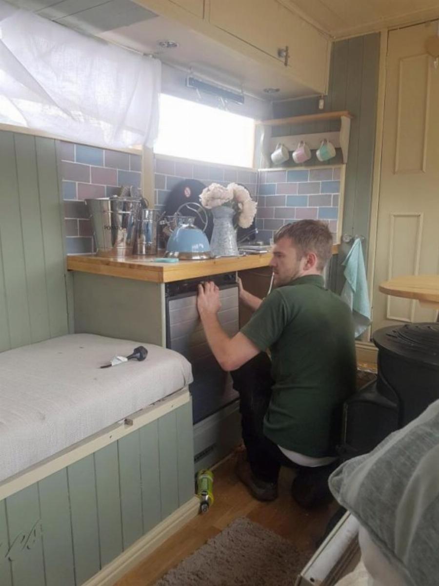 Αγόρασαν παλιό λεωφορείο με 1.300€:  Μεταμόρφωσαν το εσωτερικό του στο σπίτι των ονείρων τους