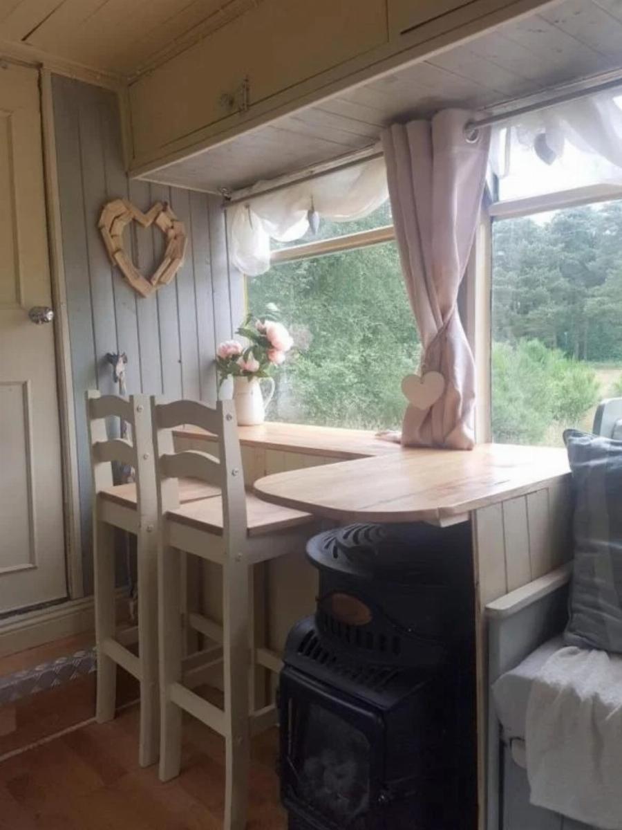 Αγόρασαν παλιό λεωφορείο με 1.300€:  Μεταμόρφωσαν το εσωτερικό του στο σπίτι των ονείρων τους