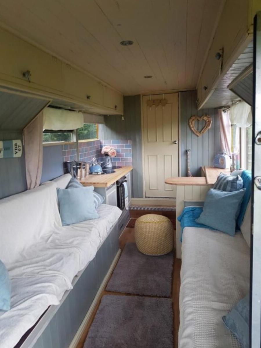 Αγόρασαν παλιό λεωφορείο με 1.300€:  Μεταμόρφωσαν το εσωτερικό του στο σπίτι των ονείρων τους