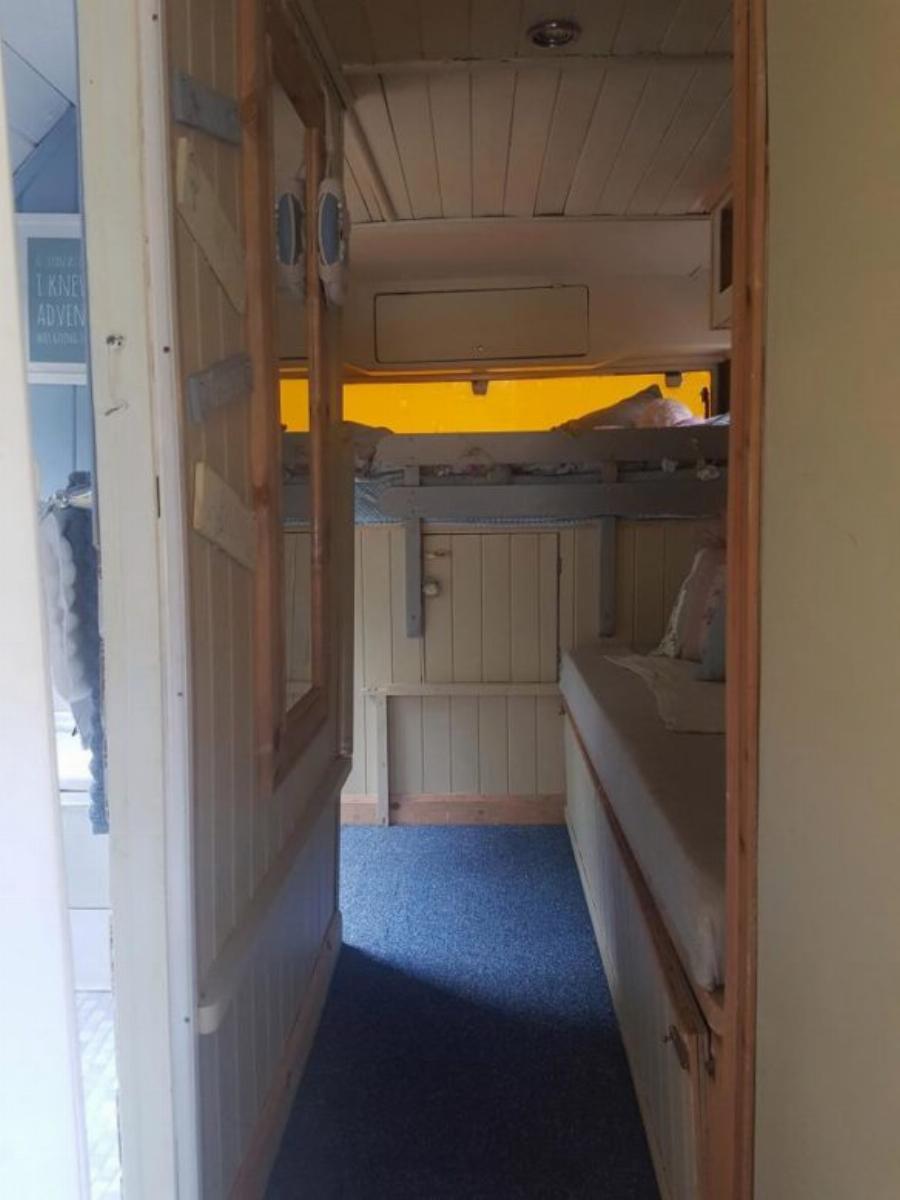 Αγόρασαν παλιό λεωφορείο με 1.300€:  Μεταμόρφωσαν το εσωτερικό του στο σπίτι των ονείρων τους