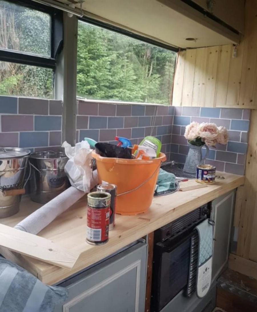 Αγόρασαν παλιό λεωφορείο με 1.300€:  Μεταμόρφωσαν το εσωτερικό του στο σπίτι των ονείρων τους