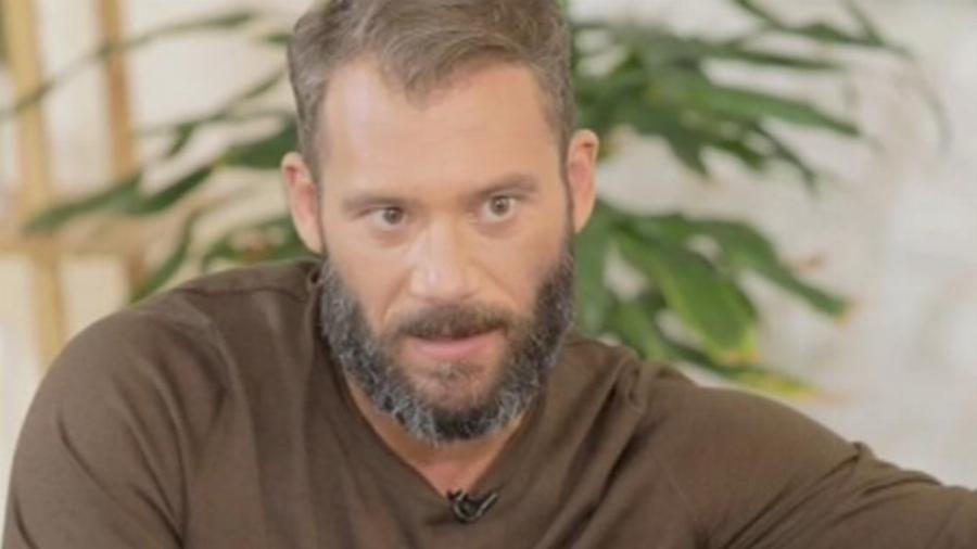 «Έχω δυσκολία στην κίνηση, δεν μπορώ να ανέβω σκαλιά – Ξαφνικά έμεινα χωρίς μαλλιά»: Συγκλονίζει ο Αντίνοος Αλμπάνης