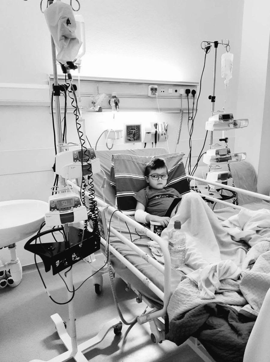 Ραγίζει καρδιές ο μπαμπάς του μικρού Λουκά: «Η λευχαιμία επέστρεψε για να εκδικηθεί – Η ανάρτησή του