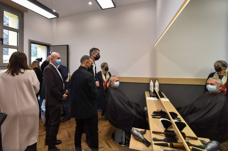 Κοινωνικό κομμωτήριο: Προσφέρει δωρεάν κουρέματα σε άπορους και άστεγους συμπολίτες μας