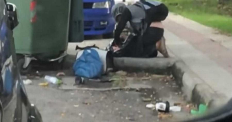Αυτή είναι η κατάντια μας: Άστεγη τρώει ωμό κρέας από κάδο σκουπιδιών στην Πάτρα