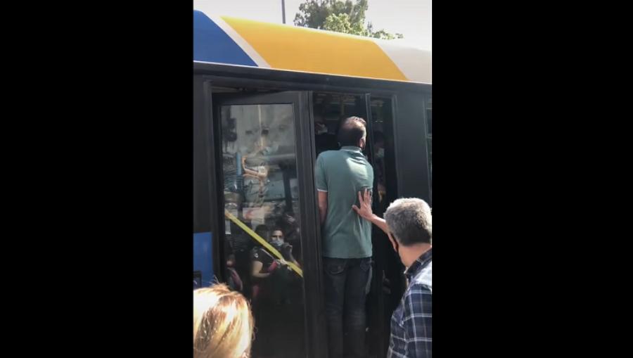 «Προσοχή παιδιά, μην μπείτε στα ΜΜΜ χωρίς… πιστοποιητικό, εντάξει;»