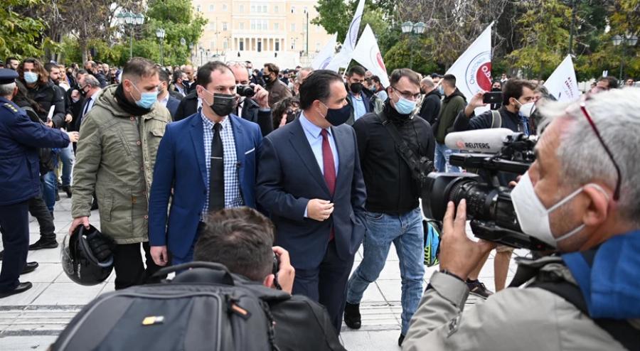 Αποδοκιμασίες για τον Άδωνι στο Σύνταγμα – «Θα μας πεις και αχάριστους!»