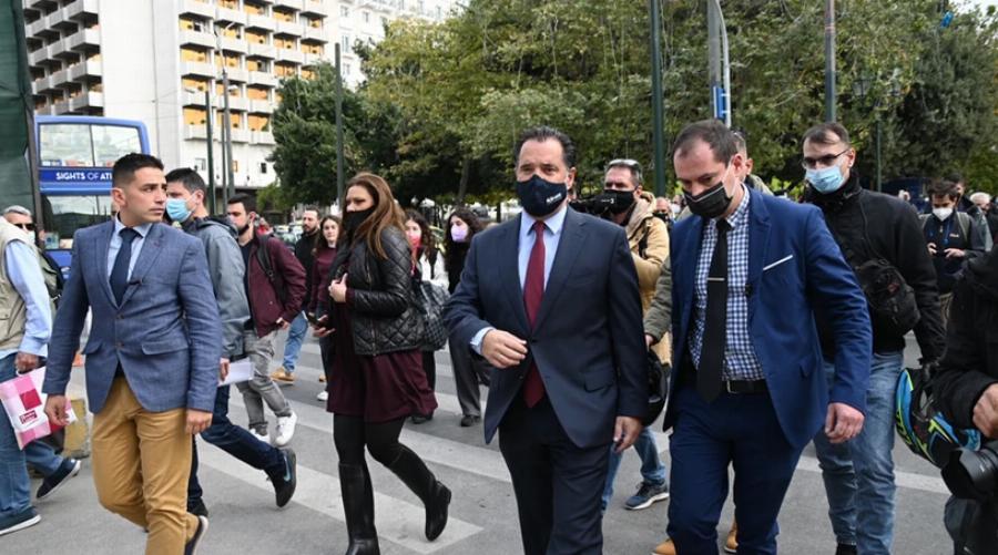 Αποδοκιμασίες για τον Άδωνι στο Σύνταγμα – «Θα μας πεις και αχάριστους!»