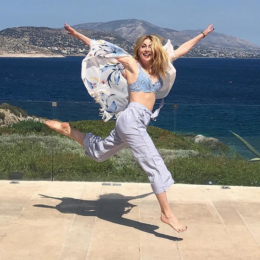 Το εντυπωσιακό σπίτι της Σμαράγδας Καρύδη και του Θοδωρή Αθερίδη στην Αίγινα: Το μπαλκόνι με τη μαγευτική θέα