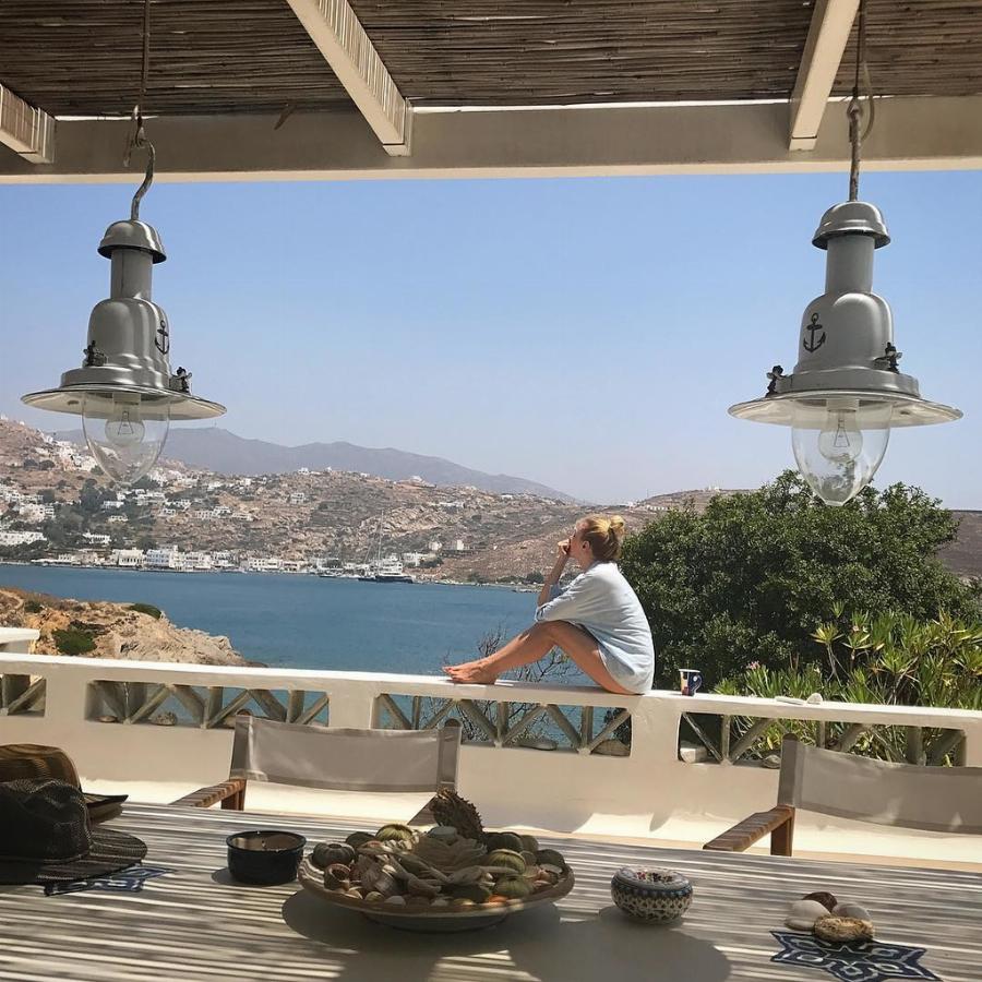 Το εντυπωσιακό σπίτι της Σμαράγδας Καρύδη και του Θοδωρή Αθερίδη στην Αίγινα: Το μπαλκόνι με τη μαγευτική θέα