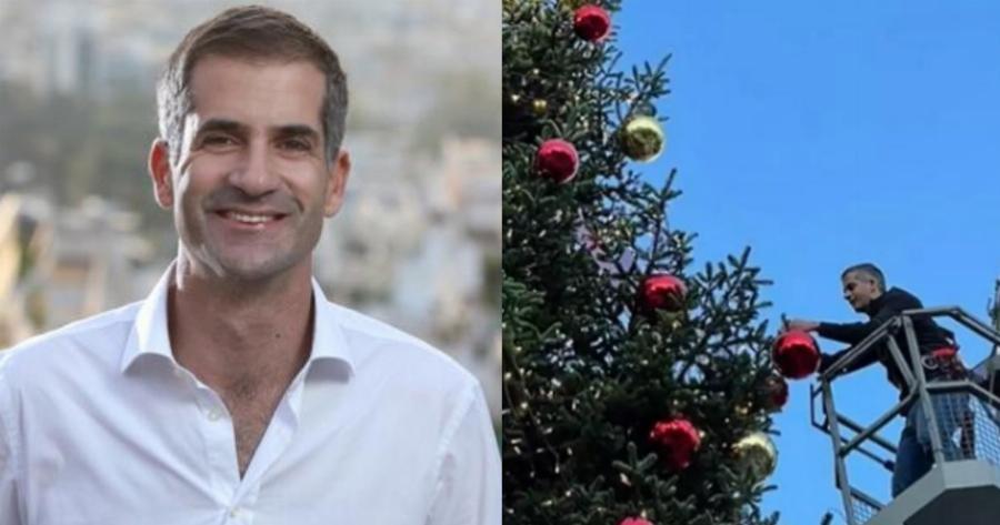 Κώστας Μπακογιάννης: Ανέβηκε σε γερανό για να στολίσει το δέντρο στο Σύνταγμα