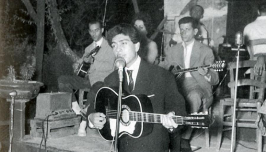 Ο «γύφτος» που γεννήθηκε στο τσαντίρι, έγινε άρχοντας του τραγουδιού, πέθανε στα 50 του και είχε 100.000 κόσμου στην κηδεία του