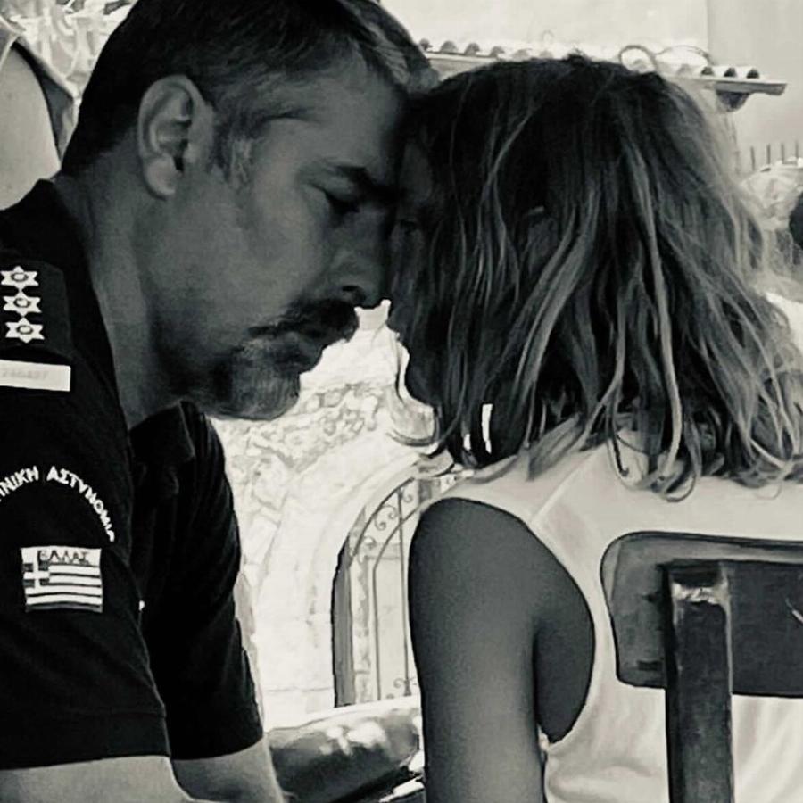 Η σπάνια φωτογραφία του Βασίλη Μπισμπίκη με τον κατάξανθο γιο του