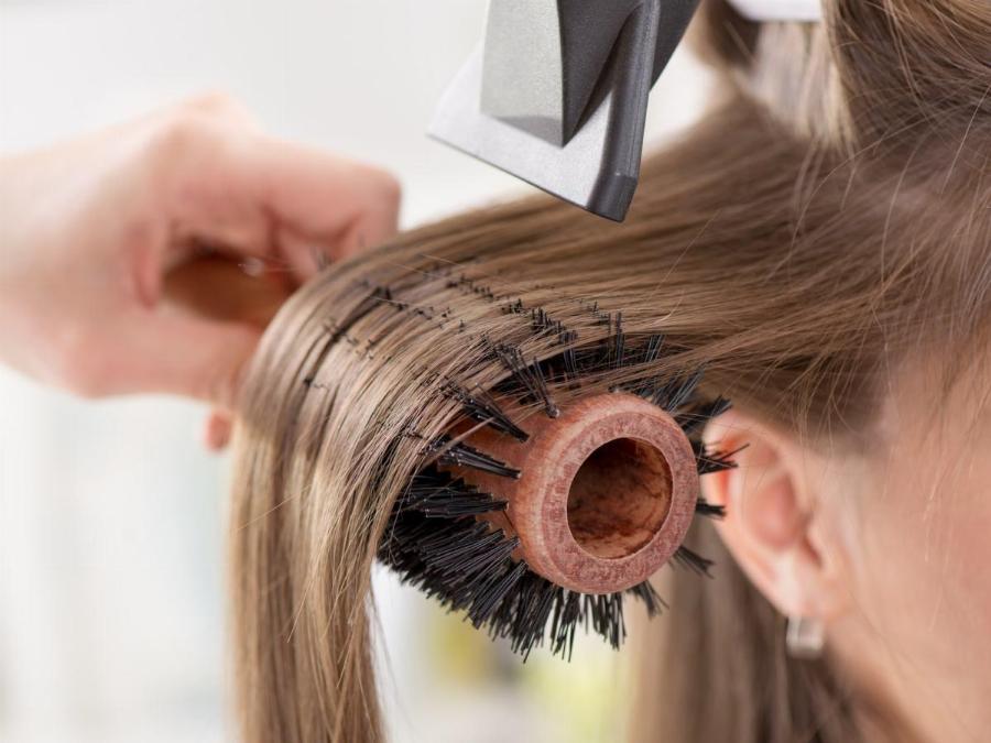 Κομμώτριες στο σπίτι τέλος: Μπλόκο έβαλε η κυβέρνηση για την κομμωτική κατ’οίκον