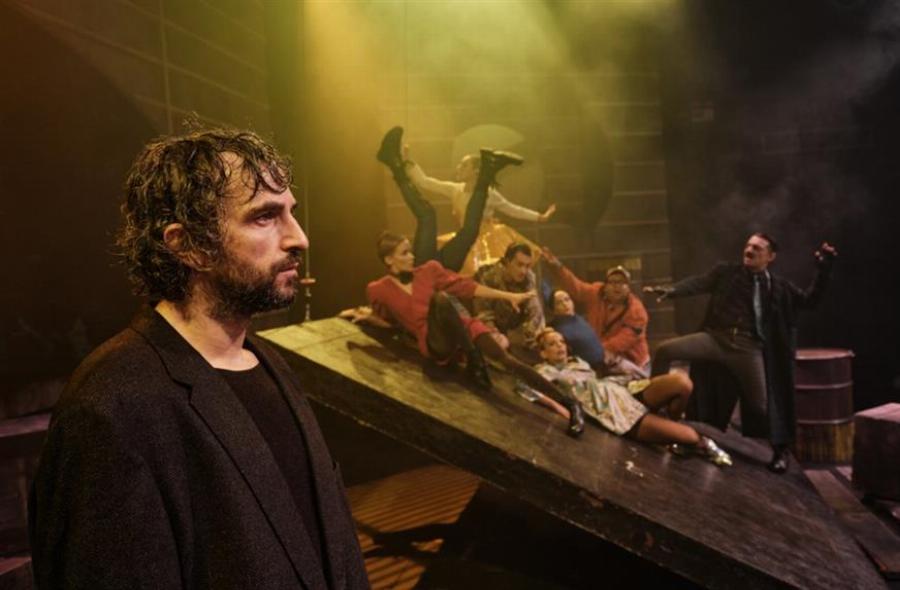 Κατέβηκε η παράσταση «Ρινόκερος» – Αποχώρησε ο πρωταγωνιστής, Αρης Σερβετάλης: Δεν ήθελε να παίζει μόνο σε εμβολιασμένους