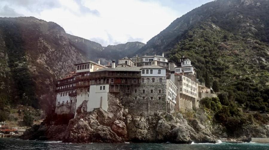 Το μεγαλείο του Αγίου Όρους: Είναι ένας Σταυρός που σκεπάζει την Ελλάδα