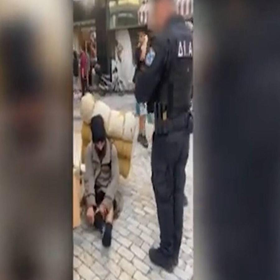 Του αγόρασαν παπούτσια και κάλτσες – Η συγκινητική κίνηση ανδρών της ομάδας ΔΙΑΣ σε άστεγο