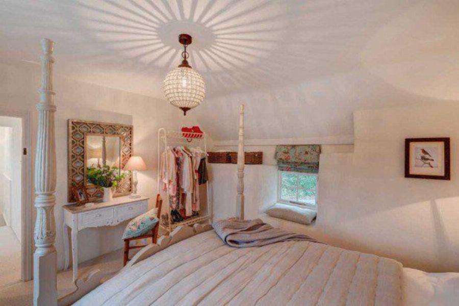 Σπίτι 380 ετών μαγεύει τους πάντες: Διώροφο με υπέροχο εσωτερικό