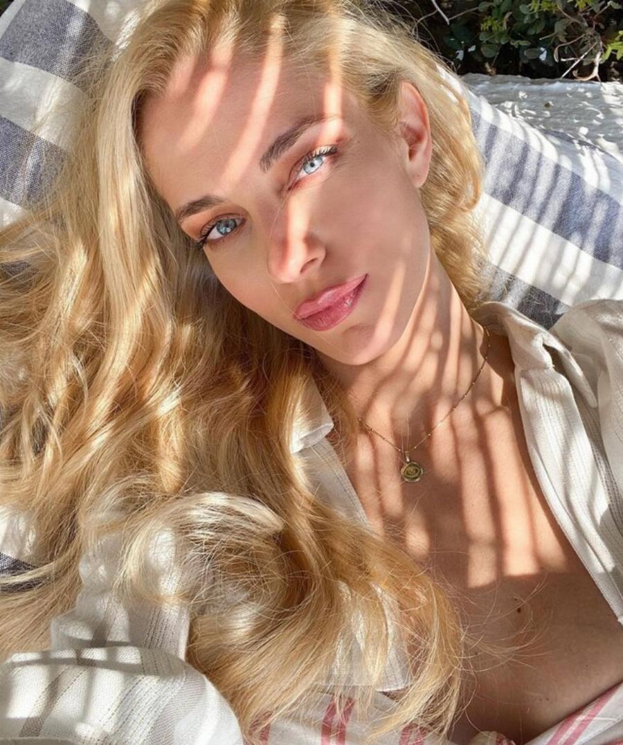 Φωτογραφίζεται στον ήλιο η Δούκισσα Νομικού: Νομίζεις πως είναι ψεύτικη