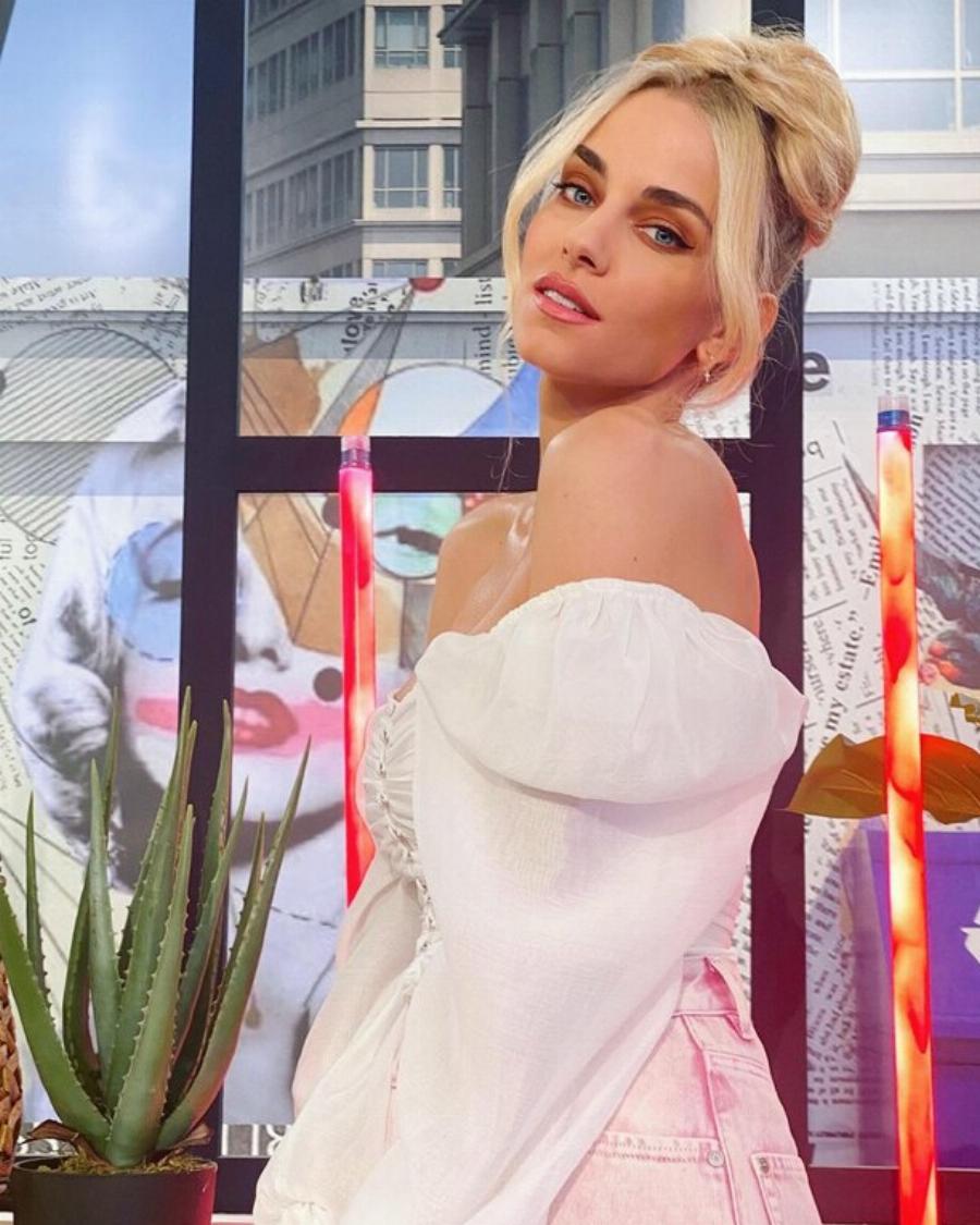 Φωτογραφίζεται στον ήλιο η Δούκισσα Νομικού: Νομίζεις πως είναι ψεύτικη