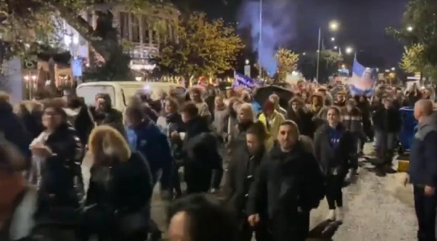 Νέα συγκέντρωση στη Θεσσαλονίκη κατά των αναστολών και των υποχρεωτικών εμβολιασμών – «Κάτω τα χέρια απ’ τα παιδιά μας»