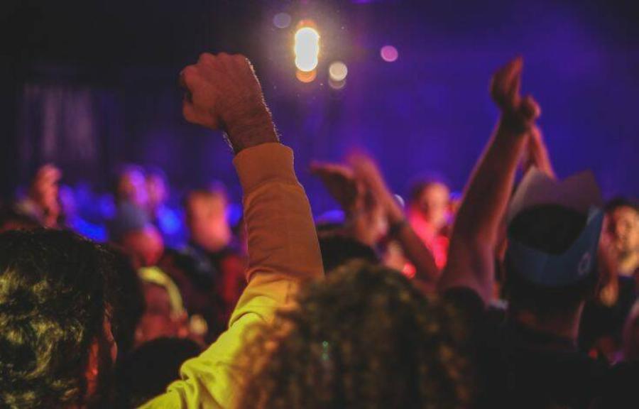 Ανεμβολίαστοι στην Πάτρα, «τρώνε πόρτα» και μετατρέπουν τα σπίτια σε κλαμπ