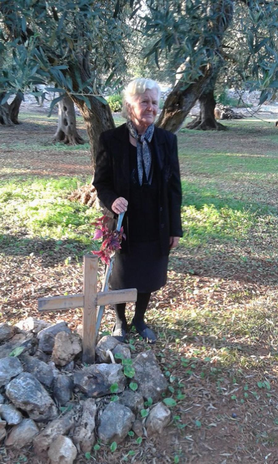 Η γυναίκα «φύλακας» της Χειμάρρας: Η Ερμιόνη Πρίγκου 78 χρόνια φροντίζει τα μνήματα των Ελλήνων ηρώων