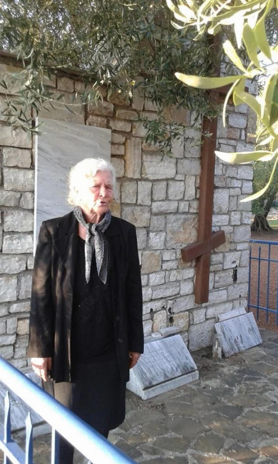 Η γυναίκα «φύλακας» της Χειμάρρας: Η Ερμιόνη Πρίγκου 78 χρόνια φροντίζει τα μνήματα των Ελλήνων ηρώων