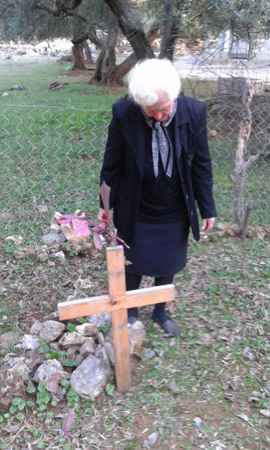 Η γυναίκα «φύλακας» της Χειμάρρας: Η Ερμιόνη Πρίγκου 78 χρόνια φροντίζει τα μνήματα των Ελλήνων ηρώων