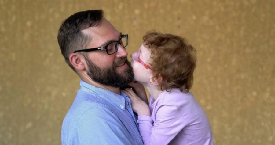 Υιοθέτησε κoριτσάκι με εγκεφαλική παράλυση και της αφιέρωσε τη ζωή του