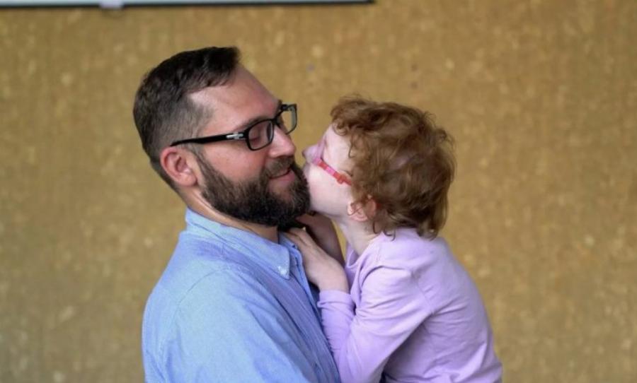 Υιοθέτησε κoριτσάκι με εγκεφαλική παράλυση και της αφιέρωσε τη ζωή του