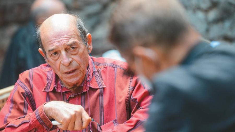 Μανούσος Μανουσάκης: «Είμαι φανατικά εμβολιασμένος, με οκτώ δόσεις. Θα μπω μέσα στη μπανιέρα με το εμβόλιο»